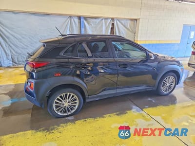 Trzecie zdjęcie samochodu z tyłu: 2021 HYUNDAI KONA SEL VIN:KM8K22AA0MU604311 - miniatura