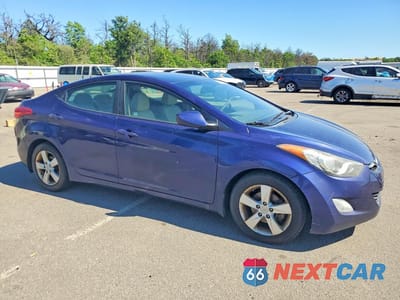 Czwarte zdjęcie samochodu z boku: 2013 HYUNDAI ELANTRA GLS VIN:5NPDH4AE4DH303853 - miniatura
