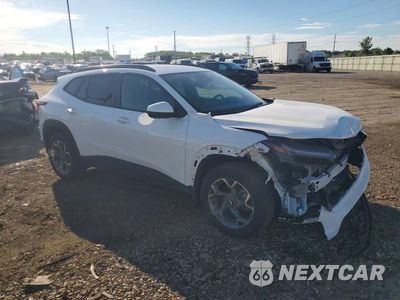 Czwarte zdjęcie samochodu z boku: 2024 CHEVROLET TRAX 1LT VIN:KL77LHE28RC226956 - miniatura