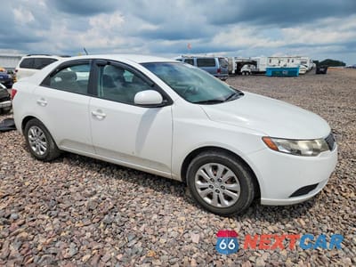 Czwarte zdjęcie samochodu z boku: 2013 KIA FORTE LX VIN:KNAFT4A20D5690654 - miniatura