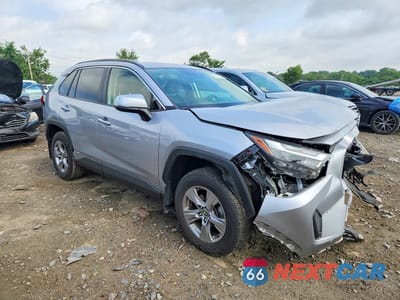 Czwarte zdjęcie samochodu z boku: 2023 TOYOTA RAV4 HYBRID XLE VIN:JTMRWRFV1PD186762 - miniatura