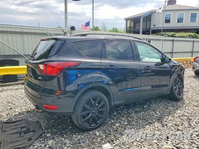 Trzecie zdjęcie samochodu z tyłu: 2019 FORD ESCAPE SE VIN:1FMCU9GD8KUB18772 - miniatura