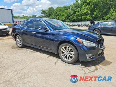 Czwarte zdjęcie samochodu z boku: 2019 INFINITI Q70 3.7 LUXE VIN:JN1BY1AR8KM585588 - miniatura