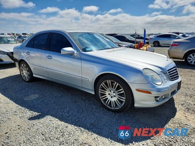 Czwarte zdjęcie samochodu z boku: 2007 MERCEDES-BENZ E 550 VIN:WDBUF72X97B036673 - miniatura