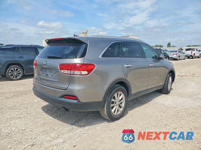 Trzecie zdjęcie samochodu z tyłu: 2017 KIA SORENTO LX V6 VIN:5XYPGDA56HG209132 - miniatura