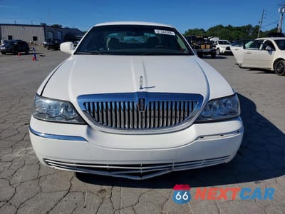 Piąte zdjęcie samochodu w środku: 2009 LINCOLN TOWN CAR SIGNATURE LIMITED VIN:2LNHM82V59X636440 - miniatura