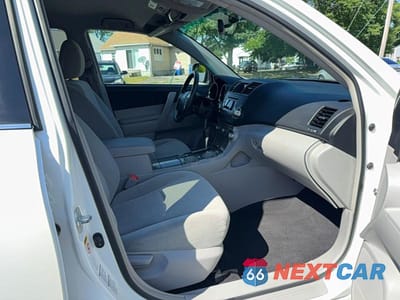Piąte zdjęcie samochodu w środku: 2011 TOYOTA HIGHLANDER BASE VIN:5TDBK3EH6BS057645 - miniatura
