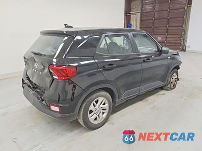 Trzecie zdjęcie samochodu z tyłu: 2021 HYUNDAI VENUE SE VIN:KMHRB8A30MU068334 - miniatura