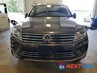 Piąte zdjęcie samochodu w środku: 2017 VOLKSWAGEN TOUAREG EXECUTIVE VIN:WVGGF7BP4HD002687 - miniatura
