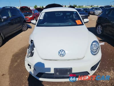 Piąte zdjęcie samochodu w środku: 2018 VOLKSWAGEN BEETLE S VIN:3VWFD7AT0JM709944 - miniatura