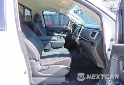 Piąte zdjęcie samochodu w środku: 2017 NISSAN TITAN SV VIN:1N6AA1R87HN548279 - miniatura