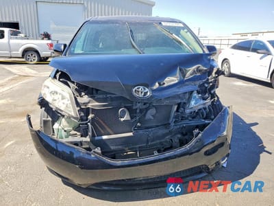 Piąte zdjęcie samochodu w środku: 2016 TOYOTA SIENNA XLE 8-PASSENGER VIN:5TDYK3DC1GS749397 - miniatura