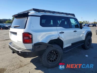Trzecie zdjęcie samochodu z tyłu: 2025 TOYOTA LAND CRUISER BASE VIN:JTEABFAJ2S5017196 - miniatura