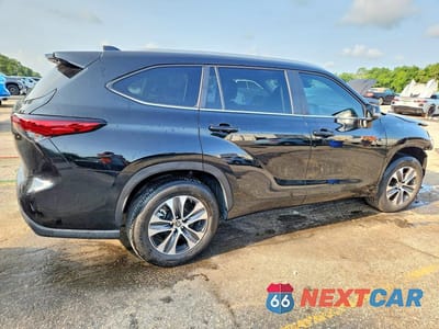 Trzecie zdjęcie samochodu z tyłu: 2023 TOYOTA HIGHLANDER XLE VIN:5TDKDRAHXPS044049 - miniatura
