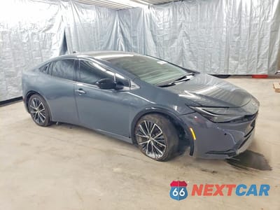 Czwarte zdjęcie samochodu z boku: 2023 TOYOTA PRIUS XLE VIN:JTDADABU7P3001377 - miniatura