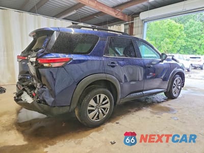 Trzecie zdjęcie samochodu z tyłu: 2025 NISSAN PATHFINDER SV VIN:5N1DR3BC3SC235800 - miniatura