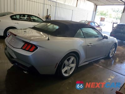 Trzecie zdjęcie samochodu z tyłu: 2026 FORD MUSTANG VIN:1FAGP8UH9T5108901 - miniatura