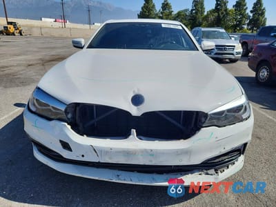 Piąte zdjęcie samochodu w środku: 2019 BMW 530E VIN:WBAJA9C51KB392651 - miniatura