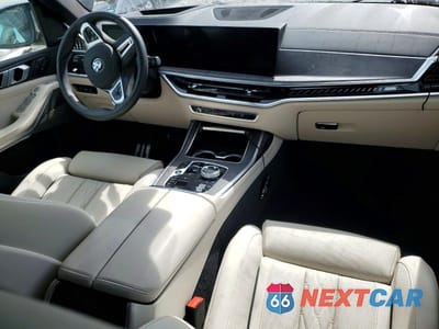 Zdjęcie 8 z 13 samochodu: 2025 BMW X7 M60I VIN:5UX33EM06S9Y31091 - miniatura
