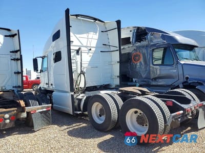 Trzecie zdjęcie samochodu z tyłu: 2023 VOLVO VNL SEMI TRUCK VIN:4V4NC9EH8PN334892 - miniatura