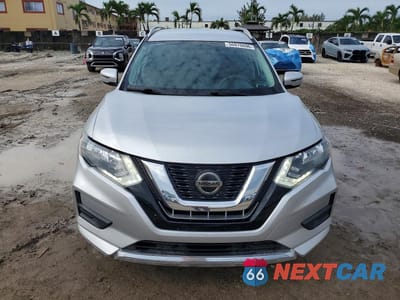Piąte zdjęcie samochodu w środku: 2018 NISSAN ROGUE SV VIN:5N1AT2MV0JC711318 - miniatura