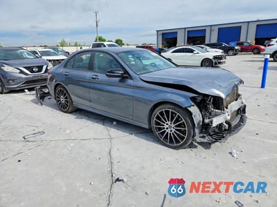 Czwarte zdjęcie samochodu z boku: 2018 MERCEDES-BENZ C 300 VIN:55SWF4JB9JU257983 - miniatura