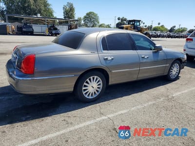 Trzecie zdjęcie samochodu z tyłu: 2004 LINCOLN TOWN CAR ULTIMATE VIN:1LNHM83W34Y659909 - miniatura