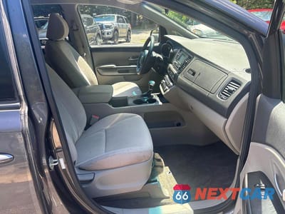 Piąte zdjęcie samochodu w środku: 2018 KIA SEDONA LX VIN:KNDMB5C17J6356389 - miniatura