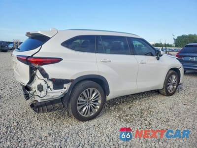 Trzecie zdjęcie samochodu z tyłu: 2023 TOYOTA HIGHLANDER PLATINUM VIN:5TDKDRAHXPS033374 - miniatura