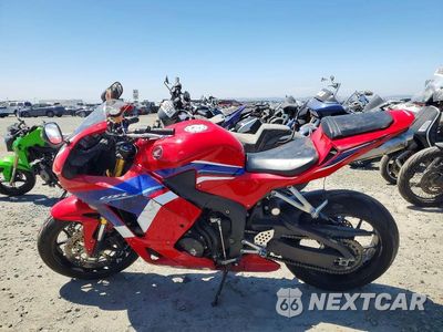 Trzecie zdjęcie samochodu z tyłu: 2021 HONDA CBR600 RR VIN:JH2PC40H8MK700062 - miniatura