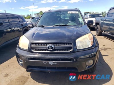 Piąte zdjęcie samochodu w środku: 2004 TOYOTA RAV4 BASE VIN:JTEHD20V540017361 - miniatura