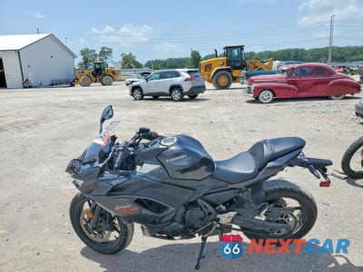 Trzecie zdjęcie samochodu z tyłu: 2026 KAWASAKI EX650 R VIN:ML5EXER15TDAJ5405 - miniatura