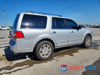 Trzecie zdjęcie samochodu z tyłu: 2013 LINCOLN NAVIGATOR VIN:5LMJJ2H57DEL08443 - miniatura
