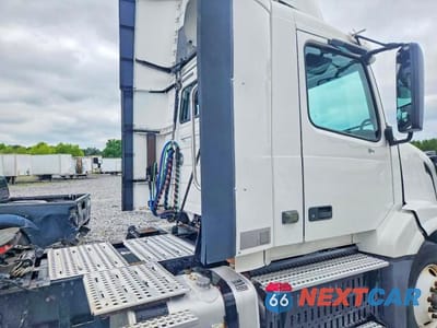 Zdjęcie 6 z 10 samochodu: 2017 VOLVO VNL SEMI TRUCK VIN:4V4N39TG5HN988017 - miniatura