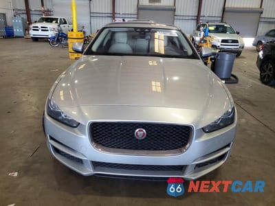 Piąte zdjęcie samochodu w środku: 2017 JAGUAR XE VIN:SAJAR4BN6HA955502 - miniatura