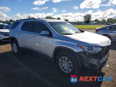 Czwarte zdjęcie samochodu z boku: 2021 CHEVROLET TRAVERSE LT VIN:1GNERGKW1MJ191439 - miniatura