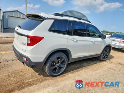 Trzecie zdjęcie samochodu z tyłu: 2020 HONDA PASSPORT ELITE VIN:5FNYF8H04LB011190 - miniatura