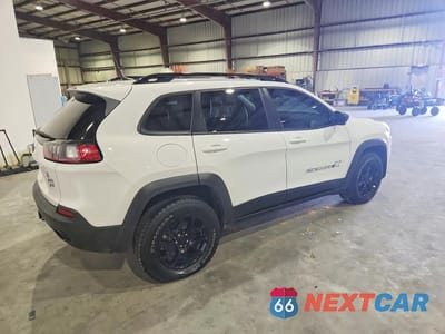 Trzecie zdjęcie samochodu z tyłu: 2022 JEEP CHEROKEE LATITUDE VIN:1C4PJMCX9ND550633 - miniatura