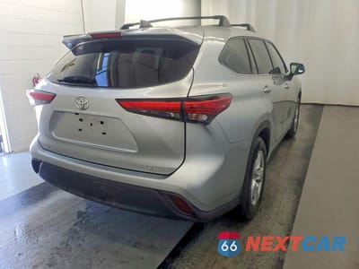 Czwarte zdjęcie samochodu z boku: 2022 TOYOTA HIGHLANDER LE VIN:5TDBZRBH9NS577099 - miniatura