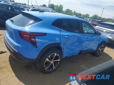 Trzecie zdjęcie samochodu z tyłu: 2024 CHEVROLET TRAX 1RS VIN:KL77LGE27RC181213 - miniatura