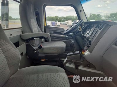 Piąte zdjęcie samochodu w środku: 2016 KENWORTH T680 SEMI TRUCK VIN:1XKYD40X1GJ497841 - miniatura