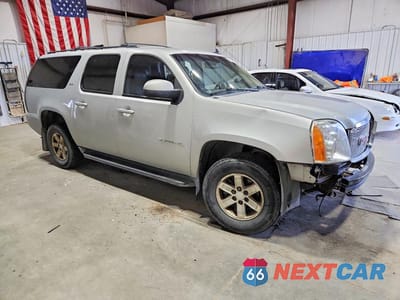 Czwarte zdjęcie samochodu z boku: 2010 GMC YUKON XL 1500 VIN:1GKUKKE35AR161715 - miniatura