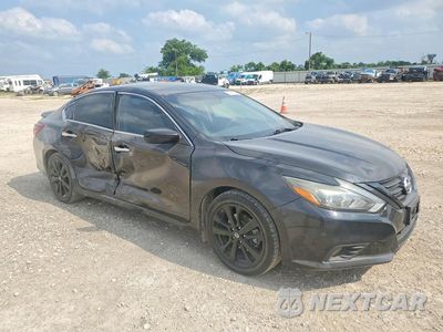 Czwarte zdjęcie samochodu z boku: 2018 NISSAN ALTIMA 2.5 SR VIN:1N4AL3AP7JC158821 - miniatura