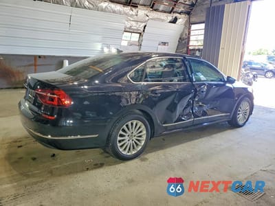 Trzecie zdjęcie samochodu z tyłu: 2017 VOLKSWAGEN PASSAT SE VIN:1VWBT7A38HC040013 - miniatura