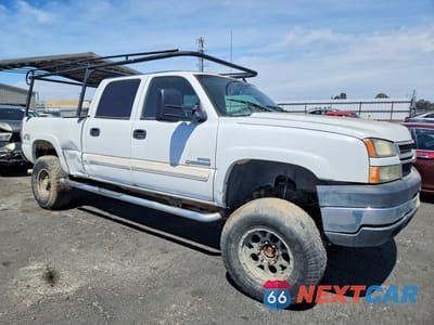 Czwarte zdjęcie samochodu z boku: 2006 CHEVROLET SILVERADO K2500 HEAVY DUTY VIN:1GCHK23D26F259215 - miniatura