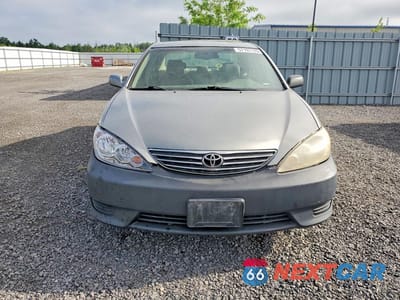 Piąte zdjęcie samochodu w środku: 2005 TOYOTA CAMRY LE V6 VIN:4T1BF30K15U613007 - miniatura