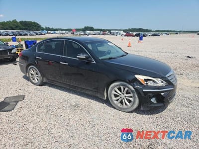 Czwarte zdjęcie samochodu z boku: 2013 HYUNDAI GENESIS 3.8L VIN:KMHGC4DD9DU235646 - miniatura