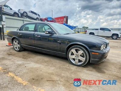 Czwarte zdjęcie samochodu z boku: 2009 JAGUAR XJ8 L VIN:SAJWA79B69SH30506 - miniatura