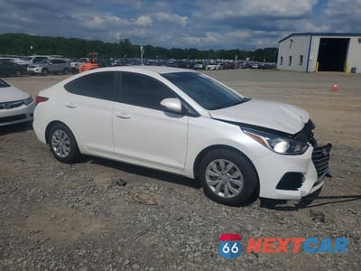 Czwarte zdjęcie samochodu z boku: 2021 HYUNDAI ACCENT SE VIN:3KPC24A66ME129052 - miniatura