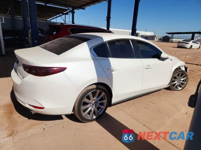 Trzecie zdjęcie samochodu z tyłu: 2019 MAZDA 3 SELECT VIN:JM1BPBAM9K1116456 - miniatura